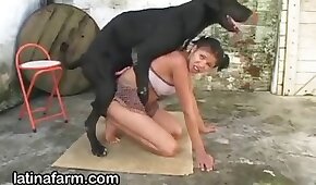 sexo de cachorro,animal fode garota